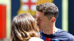 Soccer Football - FC Barcelona unveil Robert Lewandowski - Camp Nou, Barcelona, Spain - August 5, 2022 FC Barcelona's Robert Lewandowski kisses his wife Anna during his presentation REUTERS/Albert Gea