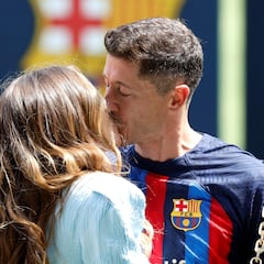 Anna se rinde a Lewandowski tras su presentación con el Barcelona