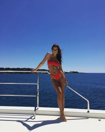 Emily Ratajkowski disfrutando del mar de Cannes desde un yate