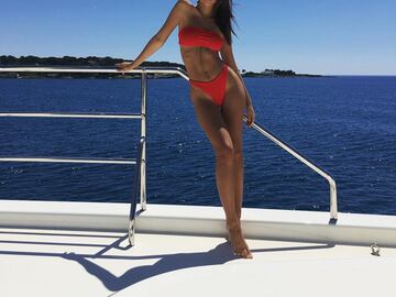 Emily Ratajkowski disfrutando del mar de Cannes desde un yate
