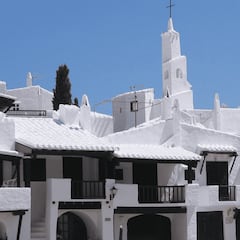 Una propietaria tapa las vistas al mar para ganar intimidad y acaba denunciada por su comunidad de vecinos: la justicia obliga a retirarlo