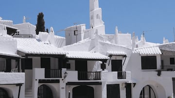 Una propietaria tapa las vistas al mar para ganar intimidad y acaba denunciada por su comunidad de vecinos: la justicia obliga a retirarlo