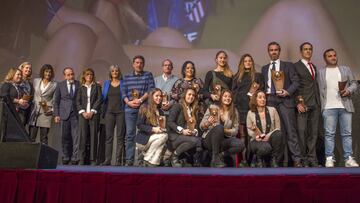 Los galardonados posaron juntos con sus premios para cerrar la Gala en el Teatro Goya y recibieron la gran ovación de la tarde