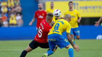 GRAFCAN5566. LAS PALMAS DE GRAN CANARIA, 12/08/2023.- El jugador de la UD Las Palmas Sandro (d) y el jugador del RCD Mallorca Maffeo (i) durante el partido de la primera jornada de la Primera Divisi¨®n que ambos equipos disputaron este s¨¢bado en el Estadio de Gran Canaria. EFE/ Elvira Urquijo A.