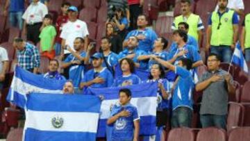 Hinchas de El Salvador durante un partido de su selecci&oacute;n.