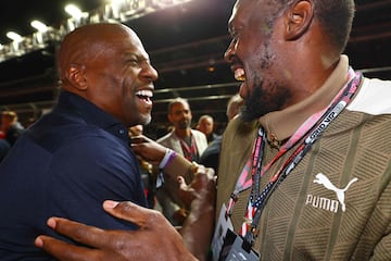 Terry Crews y Usain Bolt se saludan entre risas antes de la carrera.