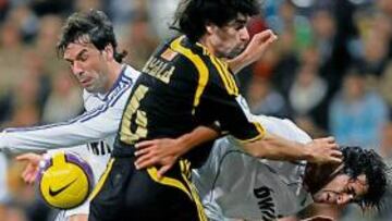 <b>AYALA SE MULTIPLICÓ</b> El central argentino tuvo mucho trabajo en el partido de anoche para tapar los remates de Van Nistelrooy y Raúl. Ayala se empleó sin miramientos con ambos, como queda probado en la imagen superior, aunque no se libró de la tarjeta amarilla: la vio en el minuto 70 por una fuerte entrada a Robinho.