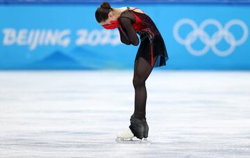 A lo largo de los juegos, Kamila Valieva ha dominado los titulares y hoy en su patinaje final en el patinaje libre individual femenino, pasó de liderar el grupo en 1ra posición a terminar 4ta y fuera de las medallas. La presión estaba ahí para que todos la vieran mientras se caía varias veces en su patinaje final y Catherine Ivill capturó una poderosa imagen que cuenta la historia de las últimas dos semanas. La historia seguirá desarrollándose, pero por ahora los sueños olímpicos de Kamila han terminado.