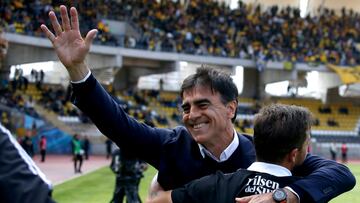 Futbol, Coquimbo Unido vs Colo Colo.
Fecha 28, campeonato Nacional 2022.
El entrenador de Colo Colo Gustavo Quinteros celebra el titulo de campeon tras el partido de primera division contra Coquimbo Unido disputado en el estadio Francisco Sanchez Rumoroso de Coquimbo, Chile.
23/10/2022
Andres Pina/Photosport
Football, Coquimbo Unido vs Colo Colo.
28th turn, 2022 National Championship.
Colo Colo's head coach Gustavo Quinteros celebrates the Championship tittle after the first division match against Coquimbo Unido held at the Francisco Sanchez Rumoroso stadium in Coquimbo, Chile.
23/10/2022
Andres Pina/Photosport