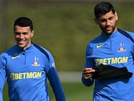Tottenham Hotspur's Spanish defender #23 Pedro Porro (L) and Tottenham Hotspur's Argentinian defender #17 Cristian Romero attend a training session at the Tottenham training centre in Enfield, north London, on March 17, 2026, the eve of their UEFA Champions League Last 16, second-leg football match against Atletico Madrid. (Photo by JUSTIN TALLIS / AFP)