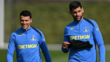 Tottenham Hotspur's Spanish defender #23 Pedro Porro (L) and Tottenham Hotspur's Argentinian defender #17 Cristian Romero attend a training session at the Tottenham training centre in Enfield, north London, on March 17, 2026, the eve of their UEFA Champions League Last 16, second-leg football match against Atletico Madrid. (Photo by JUSTIN TALLIS / AFP)