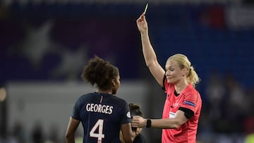 La colegiada alemana Bibiana Steinhaus dirige la final de la última Champioins League Femenina entre el Lyon y el PSG.