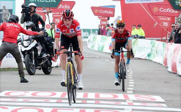 Entrada en meta de Kuss junto a Mikel Landa. El norteamericano ha conservado el maillot rojo por 8 segundos.