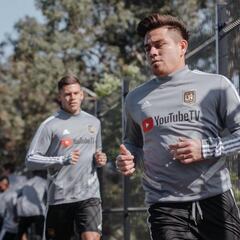 Fito Zelaya posa junto a Carlos Vela con el jersey de LAFC