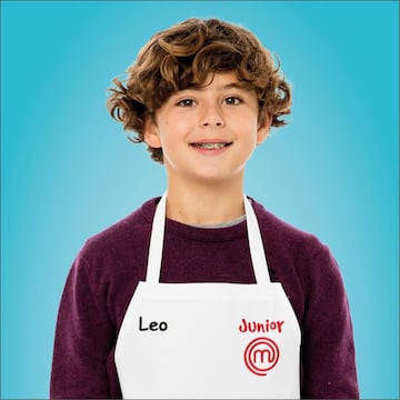 En la pasi¨®n de Leo por la cocina tendr¨ªan mucho que ver sus abuelos, ya que fue a quienes comenz¨® a ayudar. El plato m¨¢s dif¨ªcil que ha hecho es un tataki de salm¨®n con esferificaci¨®n de yogur y gelatina de lim¨®n, casi nada. Su favorito es la sopa Tom Yum, una sopa tailandesa hecha con leche de coco y langostinos. Reconoce que le gustar¨ªa que en una prueba los jueces cocinasen con ellos. Su favorita, Paula Al¨®s.