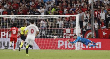 2-0. Andr¨¦ Silva marc¨® el segundo gol tras un tiro de Jes¨²s Navas y posterior rechaze de Courtois.