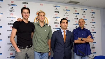 Sergio Scariolo, junto a Lucio Angulo, Alberto Herreros y Sasha Djorrdjevic, al inicio de la temporada 2000-01.