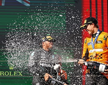 Oscar Piastri baña en champán a Lewis Hamilton en la celebración en el podio del GP de Hungría.