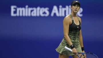 Garbi&ntilde;e Muguruza reacciona durante su partido ante Barbora Krejcikova en octavos de final del US Open en el USTA Billie Jean King National Tennis Center de Nueva York.