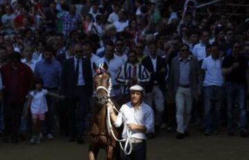 En Siena, desde mediados del siglo XVII, se celebra esta carrera de caballos a pelo con la intención de ganar el Palio, una bandera de seda que representa la Virgen con el Niño.