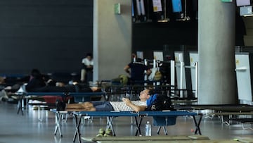 Bogotá. Marzo 22 del 2020. Varios pasajeros que se encuentran se encuentran en el aeropuerto El Dorado no han podido salir debido a la cancelación o aplazamiento de sus vuelos como prevención en contra del Covid-19. (Colprensa - Diego Pineda)