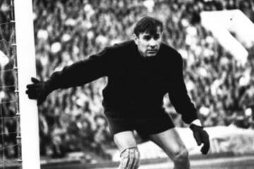 Lev Yashin: Para muchos, el ex portero de la Unión Soviética es el mejor arquero en la historia del fútbol. En Chile estuvo junto a su selección para el Mundial de 1962.