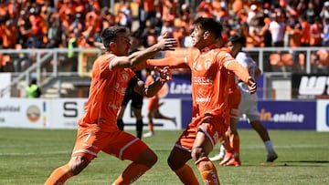 Futbol, Cobreloa vs Deportes Copiapo
Fecha 22, Liga de Ascenso Caixun 2025
El jugador de Cobreloa Gustavo Gotti celebra con sus compañeros su gol ante Rangers el partido Liga de Ascenso Caixun disputado en el estadio Zorro del Desierto Calama, Chile.
24/08/2025
Pedro Tapia/Photosport
Soccer, Cobreloa vs Deportes Copiapo
Matchday 22, Caixun Promotion League 2025
Cobreloa player Gustavo Gotti celebrates with his teammates after scoring against Rangers in the Caixun Promotion League match played at the Zorro del Desierto stadium in Calama, Chile.
24/08/2025
Pedro Tapia/Photosport
