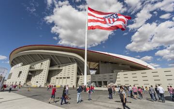 Desde las 10:00 de la mañana los aficionados atléticos celebran el estreno del nuevo estadio rojiblanco Wanda Metropolitano en los alrededores del estadio.