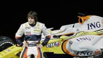 <b>EL NUEVO ALONSO.</b> Fernando Alonso y Nelson Piquet, junto al R28, la nueva perla de Renalut.