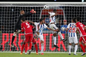 Soccer Football - FIFA Club World Cup - CF Pachuca vs Wydad AC - Zayed Sports City Stadium, Abu Dhabi, United Arab Emirates - December 9, 2017   Wydad’s Zouhair Laaroubi in action with Pachuca's Oscar Murillo and Robert Herrera    REUTERS/Amr Abdallah Dalsh