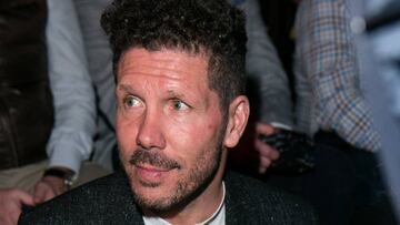 El Cholo Simeone en la Mercedes-Benz Fashion Week Madrid viendo el desfile de su pareja Carla Pereyra para Custo Barcelona.