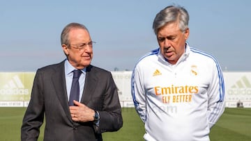 Florentino Pérez charla con Ancelotti.