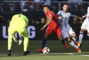 MMD307. SANTA CLARA (CA, EE.UU.), 06/06/2016.- El jugador chileno Alexis Sánchez (c) disputa el balón con el argentino Javier Mascherano (d) hoy, lunes 6 de junio de 2016, durante el partido entre Chile y Argentina por el grupo D de la Copa América, en el Levi's Stadium de Santa Clara, California (EE.UU.). EFE/David Fernández