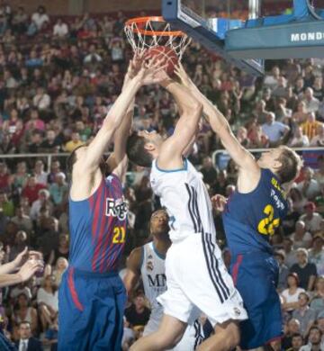 Felipe Reyes entre Mavrokefalidis y Oleson.