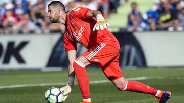 GRA167. GETAFE, 14/10/2017.- El portero del Real Madrid Kiko Casilla controla un bal&oacute;n durante el partido correspondiente a la octava jornada de LaLiga Santander disputado hoy en el Coliseum Alfonso P&eacute;rez. EFE/Rodrigo Jimenez