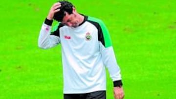 <b>QUEBRADERO DE CABEZA. </b>Mandiá no lo ve claro atrás y tanto él como sus ayudantes están muy encima de sus defensas para pulir los defectos del primer partido.