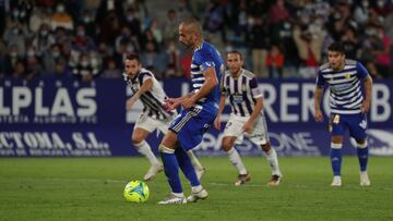 Yuri, de la Ponferradina, lanza el penalti para hacer el 2-2 ante el Valladolid.