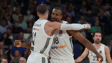 Mario Hezonja celebra una canasta con Serge Ibaka, durante el encuentro de Euroliga que Real Madrid y Partizán de Belgrado.