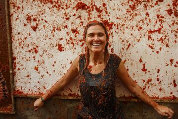 BUNOL, SPAIN - AUGUST 30:  Revellers enjoy the atmosphere in tomato pulp while participating the annual Tomatina festival on August 30, 2017 in Bunol, Spain. An estimated 22,000 people threw 150 tons of ripe tomatoes in the world's biggest tomato fight held annually in this Spanish Mediterranean town.  (Photo by Pablo Blazquez Dominguez/Getty Images)