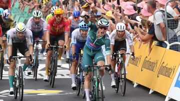 Jasper Philipsen celebra en la meta de Moulins su cuarta victoria en el Tour de Francia 2023, tras batir a Dylan Groenewegen y al resto de aspirantes.