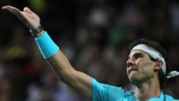 Nadal sirve una bola a Djokovic durante un partido de exhibición en Santiago de Chile (Chile) en la despedida de Massú.