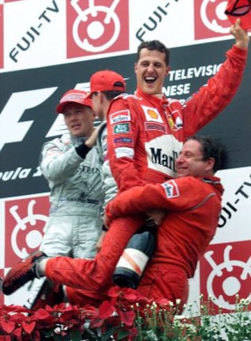 2000. Tercer mundial F1 y primero de la era Ferrari. Gran premio de Japon. Schumacher y Todt celebran el título.