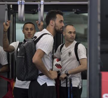 La llegada a Madrid. Thiago Alcántara, Sergio Busquets y Andrés Iniesta en el autobús que transporta al equipo del avión a la terminal.