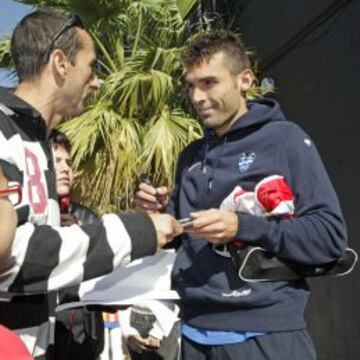 Barral firmando autógrafos a la salida del entrenamiento.