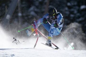 El esquiador eslovaco Andreas Zampa chocó con una de las puertas, perdió uno de sus esquís y tuvo que retirarse del slalom gigante de la Copa del Mundo de esquí en Colorado. 