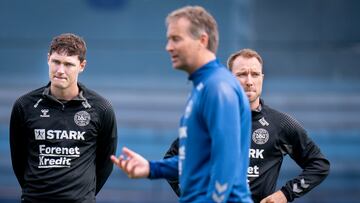 Christensen y Eriksen, con Hjulmand en un entrenamiento.
