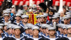 El ataúd de la reina Isabel de Gran Bretaña se dirige a la Abadía de Westminster.