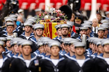 El ataúd de la reina Isabel de Gran Bretaña se dirige a la Abadía de Westminster.