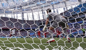 Román Torres y Jesse Lingard pugnaban por un balón y el colegia decretó falta del panameño dentro del área. Harry Kane no falló desde los 11 metros.