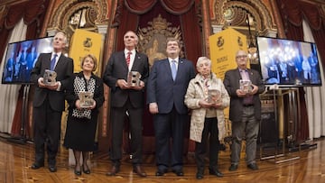 Iribar, junto al alcalde, Aburto, presidió el aurresku de honor con los premiados, Garrido, Rueda, Estévez y Kintana . Valverde le aplaude tras su alocución.